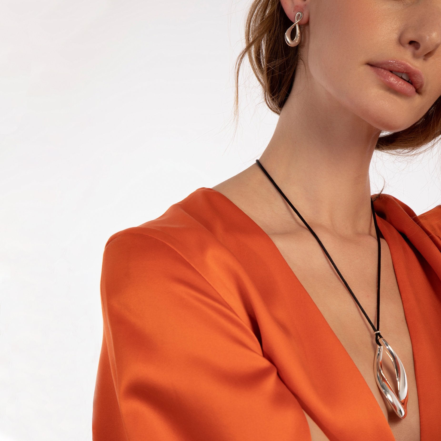 DROP EARRINGS